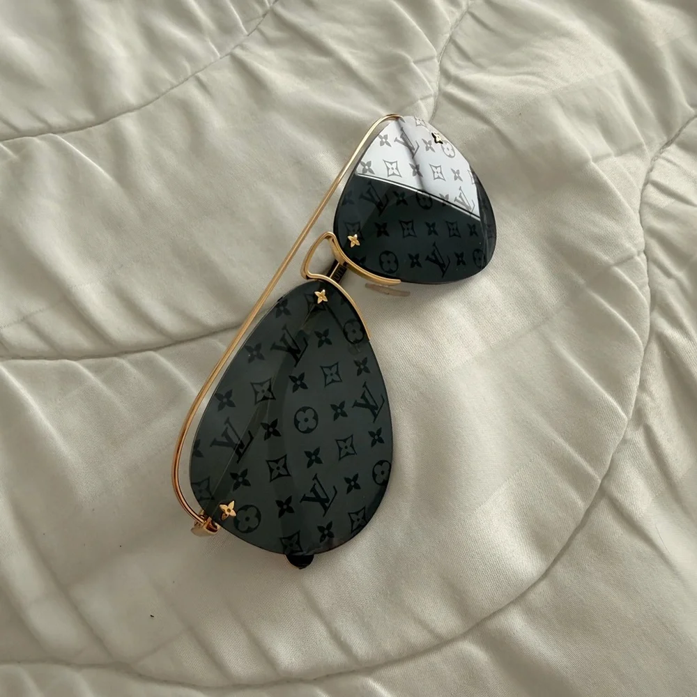 Louis Vuitton Gold Frame Gradient Black/Gray Monogram Aviator Sunglasses